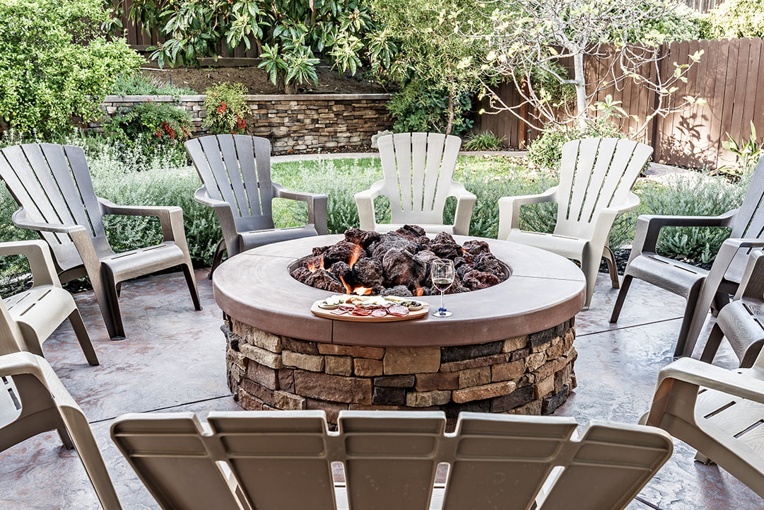 8 Backyard Fire Pit Ideas, Outdoor Table With Fire Pit In The Middle